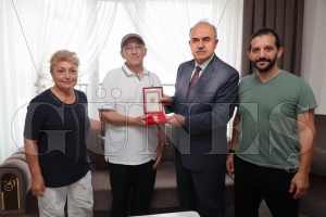 Vali Erol, Kbrs gazisine gazilik madalyas ve beratn tevcih etti